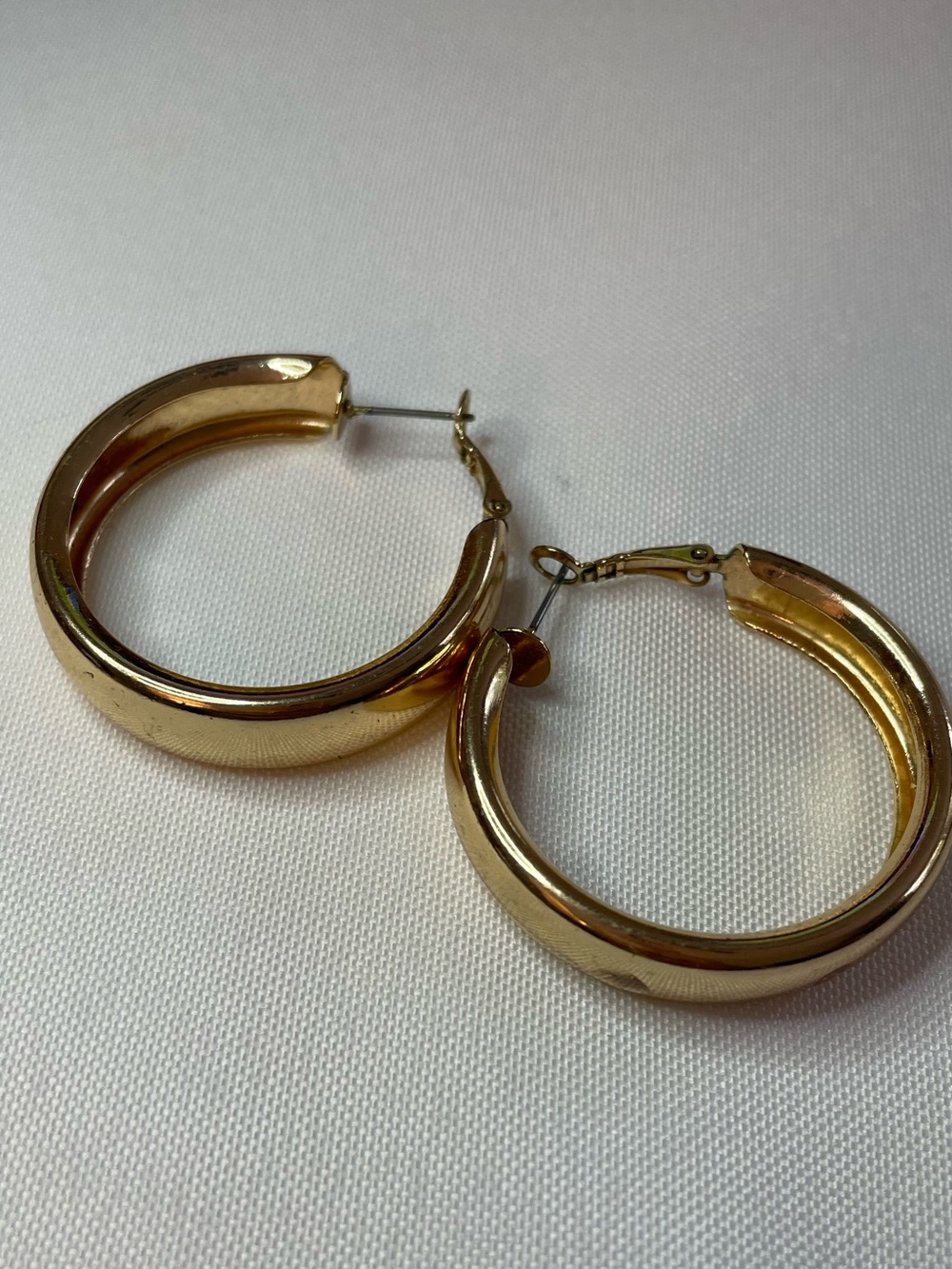 🔥 Chunky Gold-Tone Hoop Earrings – Classic Statement Hoops